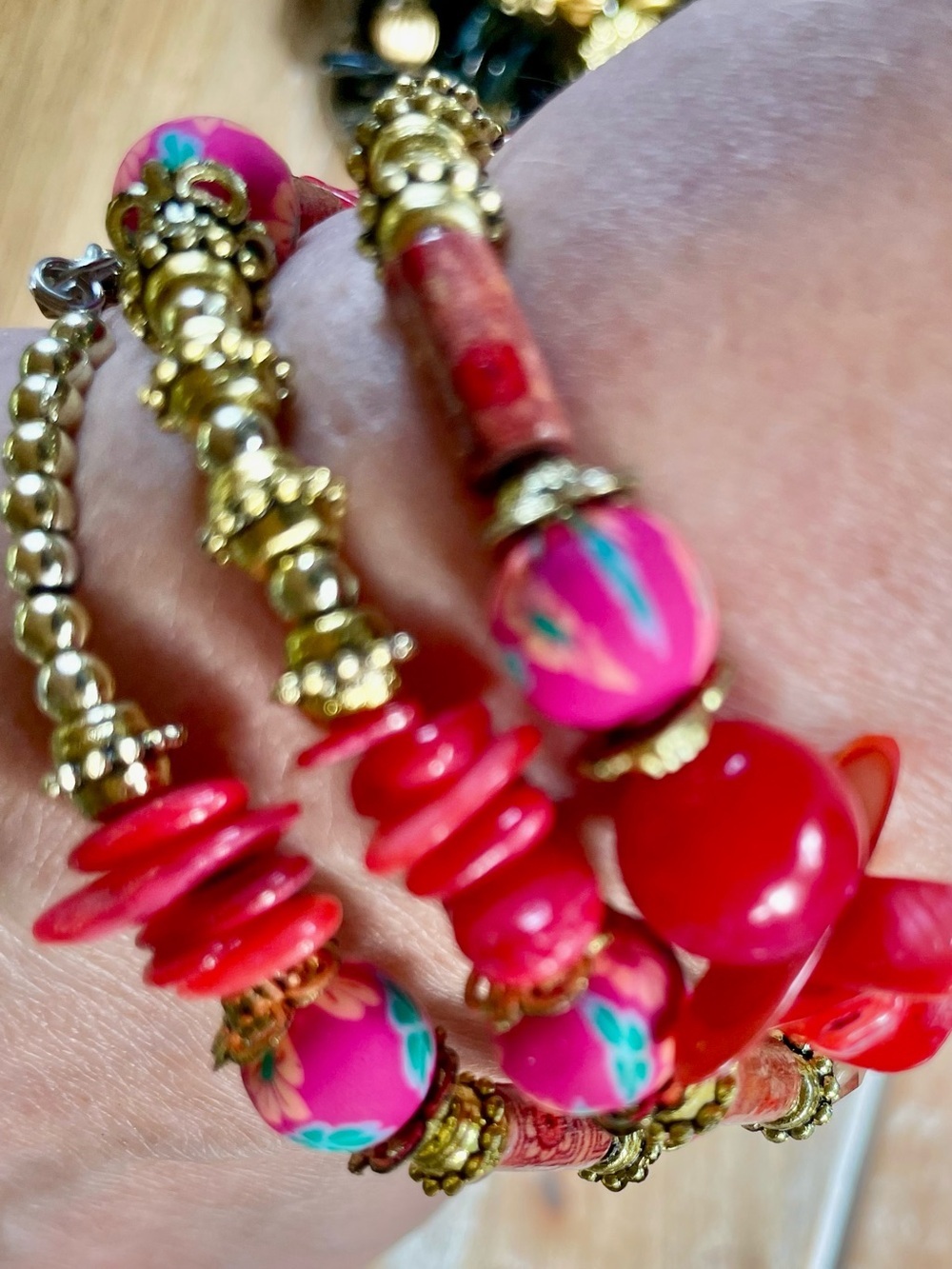 Handmade Gold-Tone Floral Fuscia Pink and Red Beaded Coil Bracelet - Picture 5 of 8